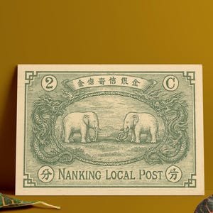 Nanking Elefanten-Briefmarken-Poster – Seltener Vintage-Druck der chinesischen Lokalpost – Grüne orientalische digitale Kunst zum Download