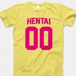 Puede incluir: Camiseta amarilla con la palabra "HENTAI" y el número "00" en rosa.