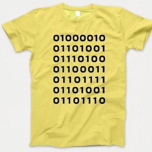 Può includere: T-shirt giallo con codice binario nero stampato verticalmente. Il codice binario è composto da otto righe di otto cifre. La t-shirt ha un girocollo e maniche corte, uno stile comune per l'abbigliamento casual.