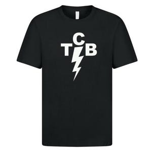 Puede incluir: Camiseta negra con un rayo blanco y las letras "CTB" impresas en la parte delantera.