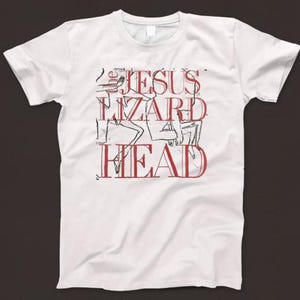 Könnte beinhalten: Weißes T-Shirt mit einem roten grafischen Aufdruck des Textes "The Jesus Lizard Head" mit einer Schwarzweiß-Zeichnung einer Person.