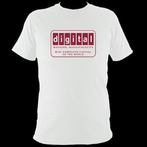 Könnte beinhalten: Weißes T-Shirt mit einem roten Rechteck, auf dem der Text "digital" und die Worte "Maynard, Massachusetts, Mini Computer Capital of the World." stehen.