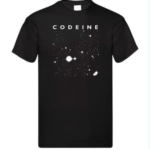 Puede incluir: Camiseta negra con texto blanco que dice "CODEINE" y un gráfico blanco de una constelación con estrellas.