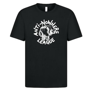 Puede incluir: Camiseta negra con un gráfico blanco de un puño con las palabras "Anti-Nowhere League" alrededor.