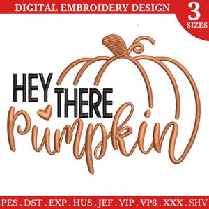 Peut inclure: Une broderie numérique représentant une citrouille avec le texte "HEY THERE Pumpkin". Le motif comprend un cœur et est dans les tons orange et noir. L'image comprend également le texte "3 SIZES".