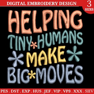 Peut inclure: Broderie avec le texte "Helping Tiny Humans Make Big Moves" dans une police colorée et ludique. Le motif présente un fond noir avec du texte coloré et des étoiles.