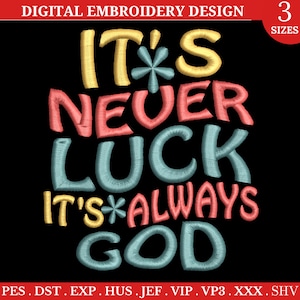 Peut inclure: Modèle de broderie numérique avec le texte "It's never luck it's always God" dans une police de caractères colorée et stylisée. Le motif est disponible en trois tailles.