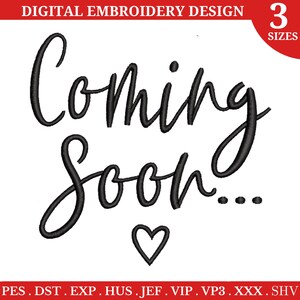 Peut inclure: Broderie en noir et blanc du texte "Coming Soon" avec un petit cœur en dessous. Le motif est disponible en trois tailles.