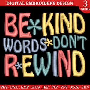 Peut inclure: Broderie avec le texte "Be Kind Words Don't Rewind" en lettres colorées. Le motif est disponible en trois tailles et dans plusieurs formats de fichiers de broderie.