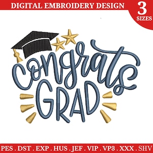 Peut inclure: Motif de broderie numérique avec les mots "Congrats Grad" en écriture bleue. Le motif comprend un chapeau de graduation noir, des étoiles dorées et des éclats dorés. Le texte "3 Tailles" est également inclus.