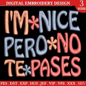 Peut inclure: Modèle de broderie numérique avec le texte "I'M*NICE PERO*NO TE*PASES" en bleu et rouge. Le motif est disponible en trois tailles et dans différents formats, notamment PES, DST, EXP, HUS, JEF, VIP, VP3, XXX et SHV.