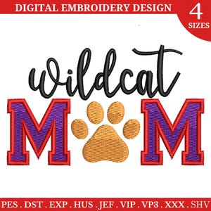 Peut inclure: Motif de broderie numérique avec l'inscription "Wildcat Mom" et une empreinte de patte. Les lettres "M" sont violettes avec un liseré rouge. Le texte "Wildcat" est en écriture noire. Disponible en 4 tailles.