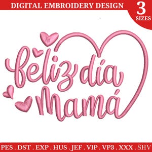 Może przedstawiać: Różowy cyfrowy wzór haftu z hiszpańskim tekstem "Feliz día Mamá" (Szczęśliwego Dnia Matki) w kształcie serca, z dodatkowymi motywami serca. Projekt oznaczony jest jako "3 rozmiary".