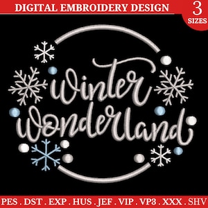 Peut inclure: Un motif de broderie numérique représentant le texte "Winter Wonderland" en écriture cursive blanche avec des flocons de neige et des points blancs autour du texte. Le motif est dans un cercle avec un contour blanc.