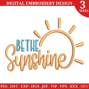 Peut inclure: Motif de broderie numérique avec l'inscription "Be the Sunshine" dans une écriture fantaisiste, accompagnée d'un soleil stylisé. Le texte est bleu clair et doré, avec "Sunshine" en police cursive. Disponible en 3 tailles.