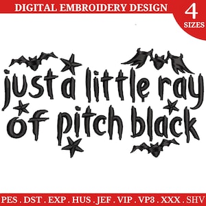 Peut inclure: Motif de broderie numérique avec l'inscription "just a little ray of pitch black" en noir, orné de chauves-souris et d'étoiles. Le design est disponible en quatre tailles. Le texte "DIGITAL EMBROIDERY DESIGN" est en haut.