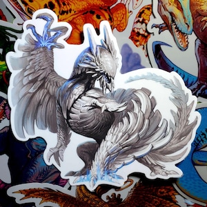 Könnte beinhalten: Ein weißes und graues gefiedertes Wesen mit blauen Akzenten. Das Wesen hat einen langen Schwanz und große Flügel. Es steht auf seinen Hinterbeinen mit ausgestreckten Krallen.