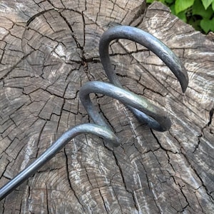 Small whirlwind trellis rod, hand-forged