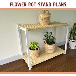 Puede incluir: Un soporte de madera para macetas de dos niveles con soportes blancos. El soporte contiene tres cestas tejidas con plantas y una planta alta en maceta. El texto "FLOWER POT STAND PLANS" está en la parte superior.