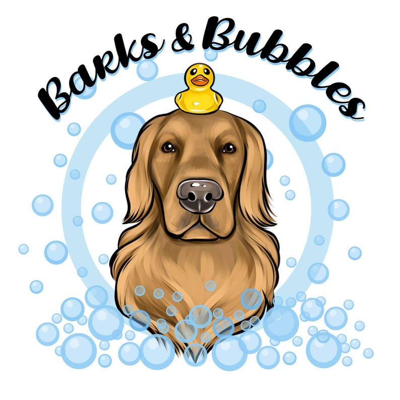 Pu&ograve; includere: Un golden retriever con un anatroccolo di gomma giallo sulla testa, circondato da bolle blu. Il testo "Barks & Bubbles" &egrave; scritto in nero, con caratteri corsivi, intorno al cane.