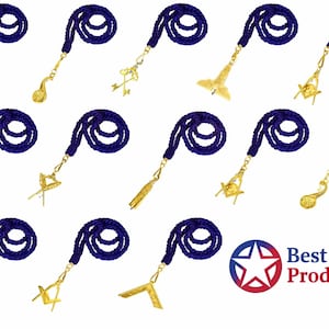 Puede incluir: Una colección de insignias masónicas azules y doradas, que incluyen cordones con varios colgantes dorados. Los colgantes presentan símbolos como una escuadra y un compás, un mazo y una llave. El logotipo de Best Action Products es visible.