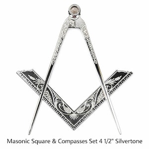 Puede incluir: Un juego de escuadra y compás masónico plateado. La escuadra y el compás están intrincadamente detallados con patrones decorativos. El juego mide 11,4 cm.
