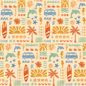 Può includere: Un motivo ripetuto con illustrazioni a tema spiaggia. Il design include tavole da surf, palme, delfini, cavallucci marini e un furgone vintage in tonalità arancioni, blu e verdi su sfondo crema. È presente anche il testo "MOTHER HEN".