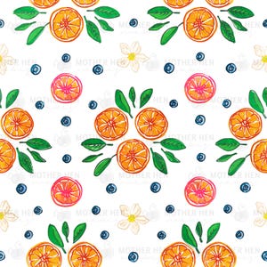 Könnte beinhalten: Ein sich wiederholendes Muster mit Aquarellillustrationen von Orangenscheiben, grünen Blättern, Blaubeeren und weißen Blüten auf weißem Hintergrund. Die Orangenscheiben sind leuchtend orange und die Blaubeeren sind tiefblau.