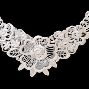Vintage White Venice Large Flower Neckline Applique   4 1/2 x 7 1/2