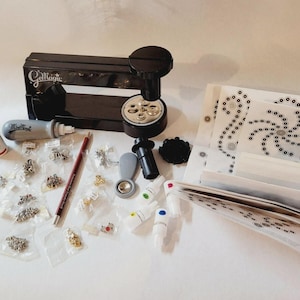 May include: A black Gemagic craft tool with a circular press, accompanied by a grey handle, a brown pencil, small plastic bags containing metallic embellishments, several small glue bottles, and white sheets featuring black circular patterns.