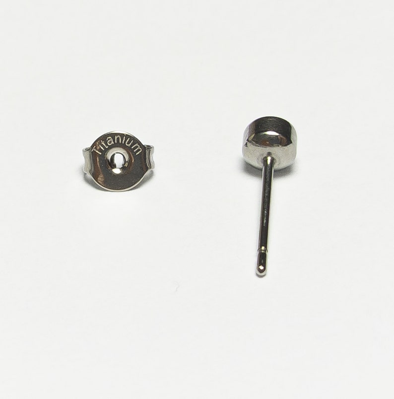 1 Paar kleine 4 mm Titan Ohrstecker Zirkonia CZ nickelfrei Implant Grade Tiny Gesundheit Erstohrstecker Silber Farbe Bild 4