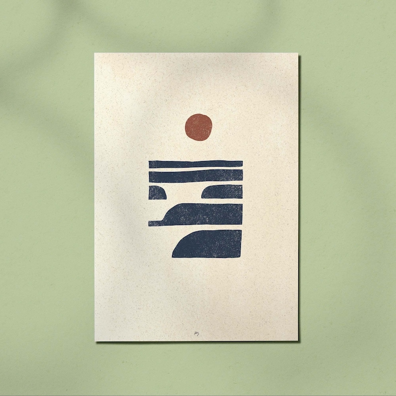 Puede incluir: Impresi&oacute;n art&iacute;stica abstracta con un dise&ntilde;o minimalista. La obra de arte presenta una forma geom&eacute;trica azul oscuro con l&iacute;neas horizontales y formas curvas, coronada por una peque&ntilde;a forma redonda de color marr&oacute;n rojizo. La impresi&oacute;n est&aacute; sobre un fondo color crema.