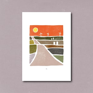 Könnte beinhalten: Abstrakter Landschaftskunst-Druck mit einem stilisierten Berg, einer Straße und einem Himmel mit Sonne. Die Farbpalette umfasst Orange, Grün, Braun und Beige. Der Druck hat ein minimalistisches Design im Blockdruckstil.
