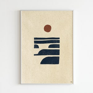 Puede incluir: L&aacute;mina de arte abstracto con un dise&ntilde;o minimalista. La obra presenta una forma geom&eacute;trica azul oscuro y un c&iacute;rculo marr&oacute;n, sobre un fondo beige. La impresi&oacute;n est&aacute; enmarcada en un marco de metal plateado.