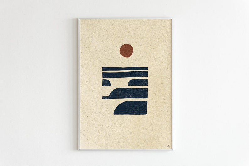 Puede incluir: L&aacute;mina de arte abstracto con un dise&ntilde;o minimalista. La obra presenta una forma geom&eacute;trica azul oscuro y un c&iacute;rculo marr&oacute;n, sobre un fondo beige. La impresi&oacute;n est&aacute; enmarcada en un marco de metal plateado.