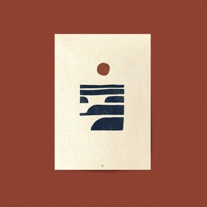 Puede incluir: Impresi&oacute;n art&iacute;stica abstracta con un dise&ntilde;o minimalista. La obra de arte presenta una forma geom&eacute;trica azul oscuro con l&iacute;neas horizontales y una forma circular marr&oacute;n sobre un fondo crema. La impresi&oacute;n est&aacute; sobre un fondo marr&oacute;n rojizo.