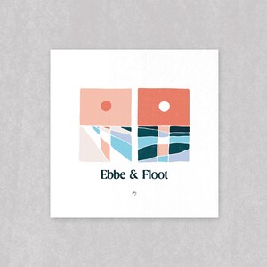 Könnte beinhalten: Quadratischer Kunstdruck mit abstrakten geometrischen Formen in Koralle, Blau und Weiß. Der Druck enthält den Text "Ebbe & Floot" in einer serifenlosen Schriftart, mit einer kleinen Signatur darunter. Das Kunstwerk hat eine minimalistische Ästhetik.