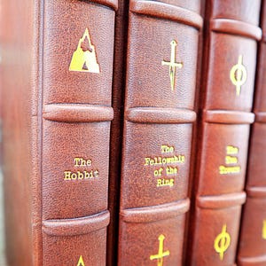 Zestaw 4 książek z serii Władca Pierścieni i Hobbit w oprawie skórzanej, ilustrowany, LOTR, Śródziemie, JRR Tolkien, antyk, prezent ślubny, rocznicowy zdjęcie 4
