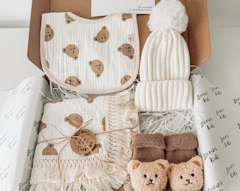 Baby Gift Set of 4 |Tassel Bear Muslin Blanket, Bear Socks, Pom Pom Hat , Bear Muslin Bib, New Baby Gift Box, Cute and Cosy Gift for Newborn