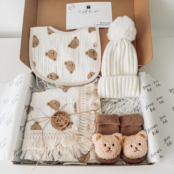 Juego de regalo para bebés de 4 /Manta de muselina de oso con borlas, calcetines de oso, sombrero con pompón, babero de muselina de oso, nueva caja de regalo para bebés, regalo lindo y acogedor para recién nacidos