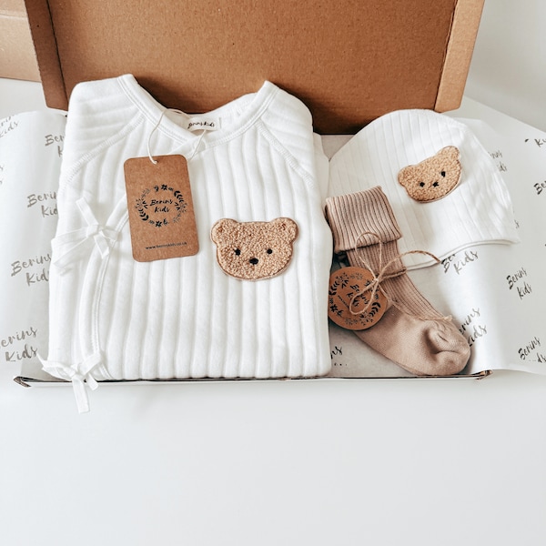 Baby Bär Geschenk 3er Set| Milchweißer Baumwollromper, Beige Socken, Bären Beanie Mütze | Niedliches Gender Neutral Geschenk für Mädchen Jungen Babyshower
