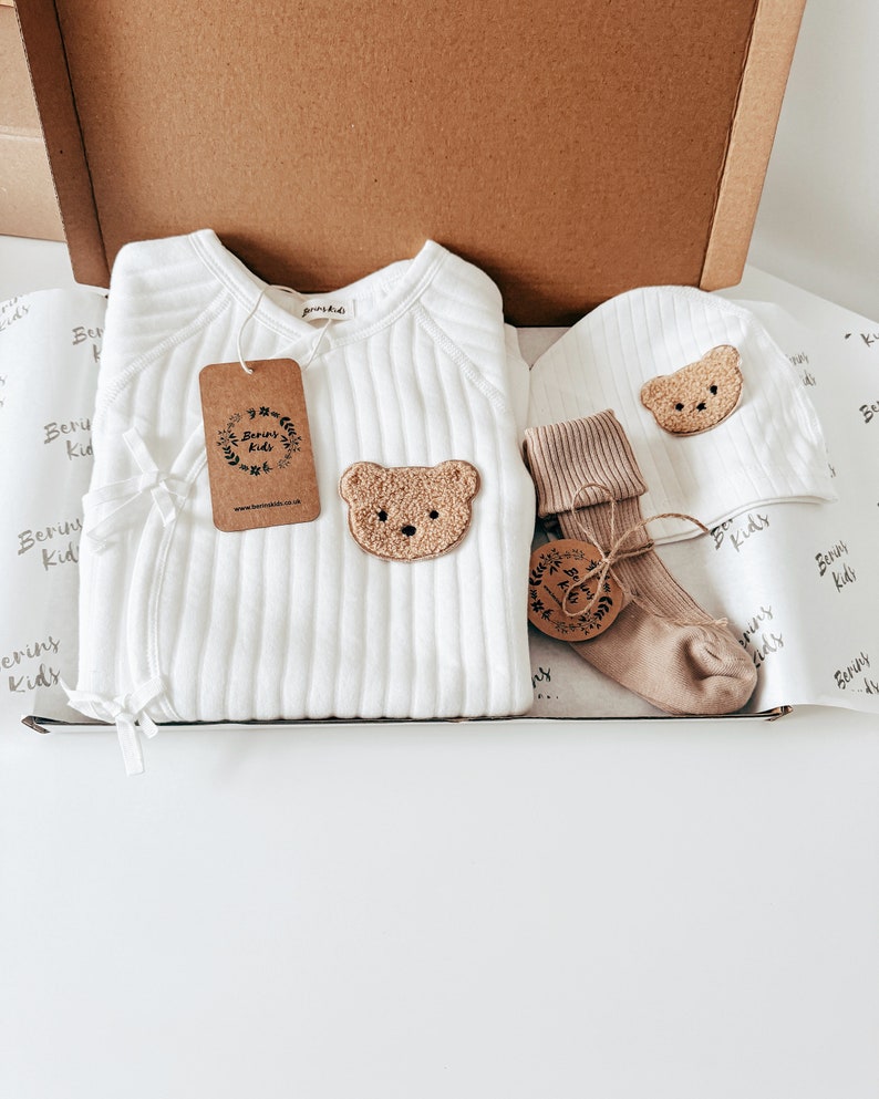 Geschenkset für Neugeborene, Bären, 3 Stück Milchweißer Baumwollstrampler, beige Socken, Bärenmütze Niedliche geschlechtsneutrale Babygeschenke für die Babyparty Bild 1