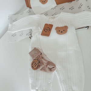 Geschenkset für Neugeborene, Bären, 3 Stück Milchweißer Baumwollstrampler, beige Socken, Bärenmütze Niedliche geschlechtsneutrale Babygeschenke für die Babyparty Bild 6