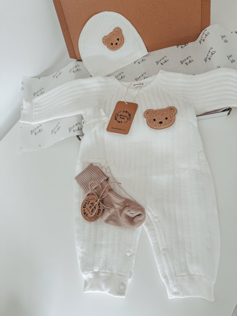 Geschenkset für Neugeborene, Bären, 3 Stück Milchweißer Baumwollstrampler, beige Socken, Bärenmütze Niedliche geschlechtsneutrale Babygeschenke für die Babyparty Bild 6