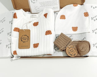 Conjunto de regalo de oso recién nacido de 3 / Romper de algodón multi oso, calcetines beige, sombrero de gorro de oso múltiple / lindos regalos de bebé neutros de género para babyshower