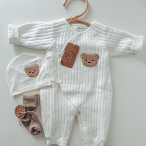 Geschenkset für Neugeborene, Bären, 3 Stück Milchweißer Baumwollstrampler, beige Socken, Bärenmütze Niedliche geschlechtsneutrale Babygeschenke für die Babyparty Bild 2