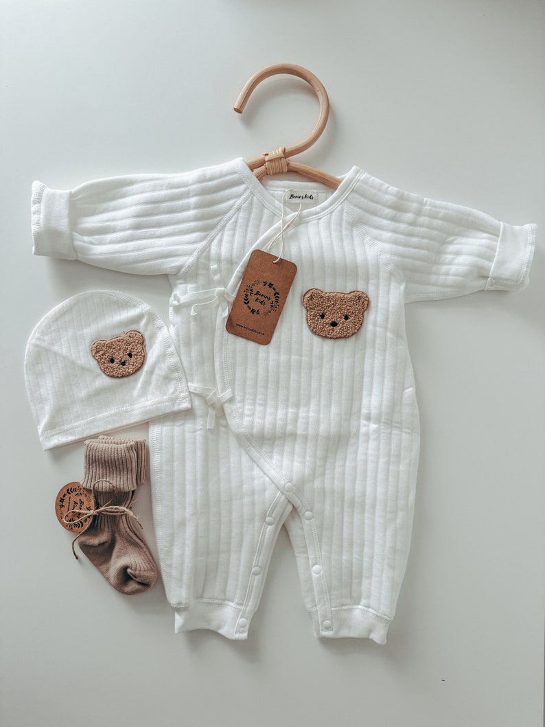 Geschenkset für Neugeborene, Bären, 3 Stück Milchweißer Baumwollstrampler, beige Socken, Bärenmütze Niedliche geschlechtsneutrale Babygeschenke für die Babyparty Bild 2