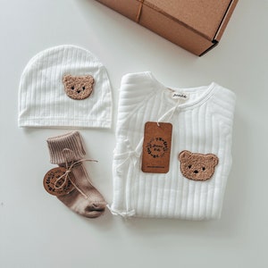Geschenkset für Neugeborene, Bären, 3 Stück Milchweißer Baumwollstrampler, beige Socken, Bärenmütze Niedliche geschlechtsneutrale Babygeschenke für die Babyparty Bild 4