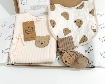 Conjunto de regalo de oso recién nacido de 3 / Romper de algodón de oso crema, calcetines beige, babero de muselina de oso feliz / lindos regalos de bebé neutros de género para babyshower