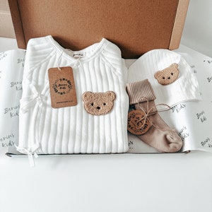 Geschenkset für Neugeborene, Bären, 3 Stück Milchweißer Baumwollstrampler, beige Socken, Bärenmütze Niedliche geschlechtsneutrale Babygeschenke für die Babyparty Bild 5